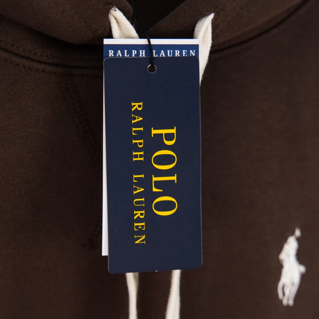 P300 zp version [Exclusive supply] Ralph Lauren/Ralph Lauren 2025SS Four Seasons classic style stacked topstitch design five-color thin hooded sweatshirt -370g double-sided cotton heavyweight fabric✅ -Original same 7.5CM widened thread processing✅ -Front collar patchwork triangle block four-needle six-thread topstitch design✅ -RL Four Seasons classic style Loose fit, easy for both men and women to control Simple Clean and versatile, exposed topstitching patchwork triangle 1.3 cm retro original color hook and loop drawstring, full of details. Color: navy blue, brown, pink, gray. Size: S M L XL. Number: WW10749